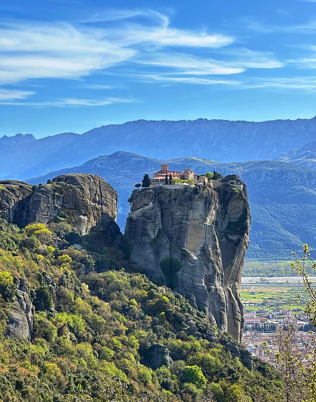 One-Day Tour from Athens to Meteora by train/Bus