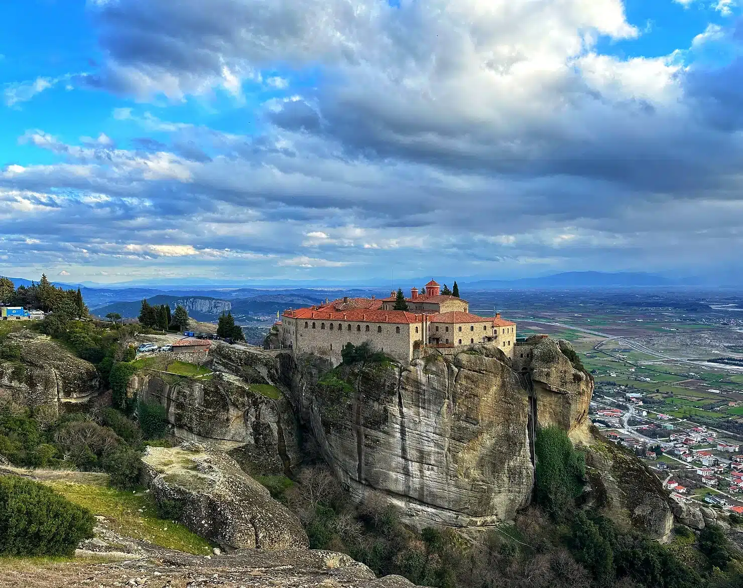 Transfer Delphi form/to Kalampaka (Meteora)- up to 3 people