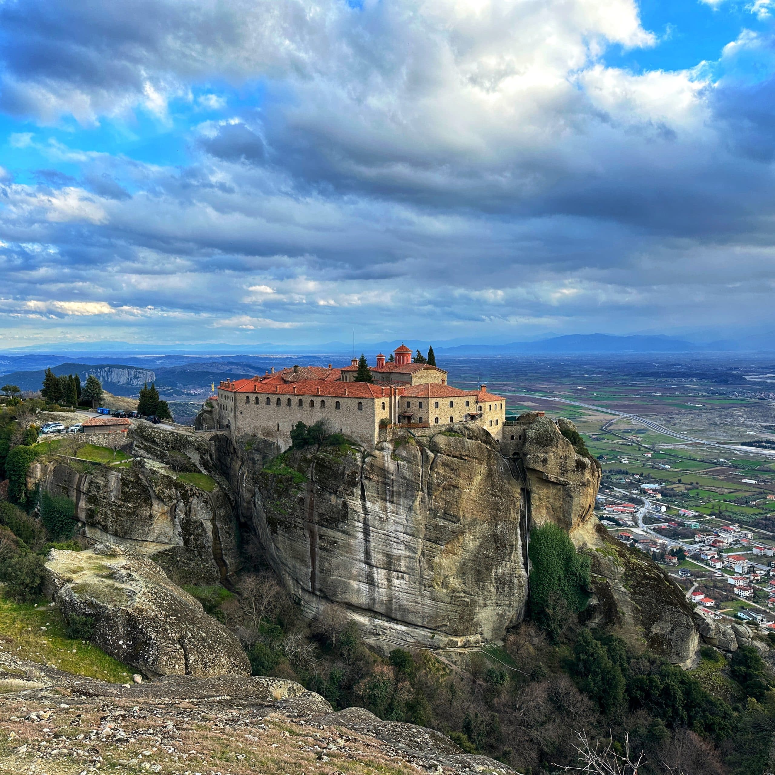 One-Day Tour from Athens to Meteora by train/Bus